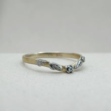 Load image into Gallery viewer, Rose leaves - Curved wedding band