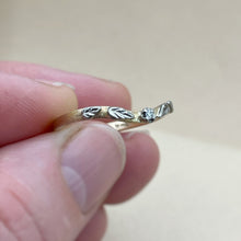 Load image into Gallery viewer, Rose leaves - Curved wedding band