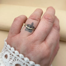 Load image into Gallery viewer, Rose leaves - Curved wedding band