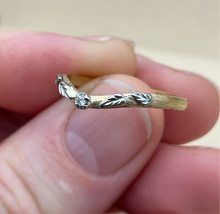 Load image into Gallery viewer, Rose leaves - Curved wedding band
