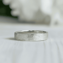 Load image into Gallery viewer, 925 - 4mm - Rustic wedding band