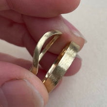 Load image into Gallery viewer, Yellow gold- 2mm and 4mm - High arch rustic wedding band set