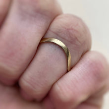 Load image into Gallery viewer, Yellow gold- 2mm and 4mm - High arch rustic wedding band set