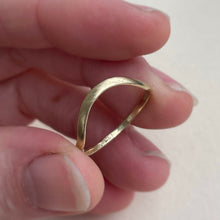 Load image into Gallery viewer, Yellow gold- 2mm and 4mm - High arch rustic wedding band set