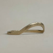 Load image into Gallery viewer, Yellow gold- 2mm and 4mm - High arch rustic wedding band set