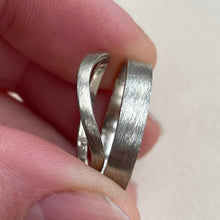 Load image into Gallery viewer, White gold - 2mm and 4mm - High arch rustic wedding band set