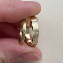 Load image into Gallery viewer, Yellow gold- 2mm and 4mm - Rustic wedding band set