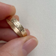 Load image into Gallery viewer, Yellow gold- 2mm and 4mm - Hammered finish wedding band set