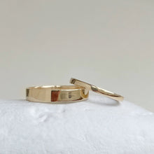 Load image into Gallery viewer, Elegant traditional polished yellow gold wedding band set
