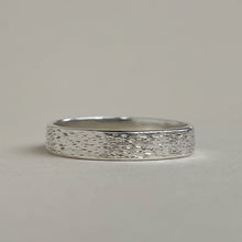 Load image into Gallery viewer, 925 - 4mm - Textured silver wedding band
