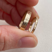 Load image into Gallery viewer, Yellow gold- 2mm and 4mm - Hammered finish wedding band set
