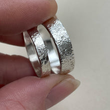 Load image into Gallery viewer, 925 - Hammered Wedding Band Set - 4mm and 6mm - Silver