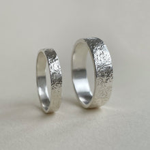 Load image into Gallery viewer, 925 - Hammered Wedding Band Set - 4mm and 6mm - Silver