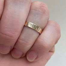 Load image into Gallery viewer, Yellow gold- 2mm and 4mm - Polished finish wedding band set