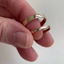 Load image into Gallery viewer, Yellow gold- 2mm and 4mm - Polished finish wedding band set