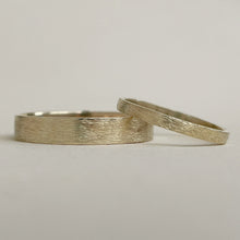 Load image into Gallery viewer, Yellow gold- 2mm and 4mm - Rustic wedding band set
