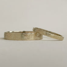 Load image into Gallery viewer, Yellow gold- 2mm and 4mm - Rustic wedding band set