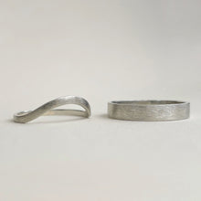Load image into Gallery viewer, White gold - 2mm and 4mm - High arch rustic wedding band set