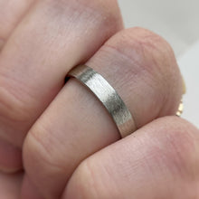 Load image into Gallery viewer, White gold - 2mm and 4mm - Rustic wedding band set