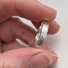 Load image into Gallery viewer, 925 - Hammered Wedding Band Set - 4mm and 6mm - Silver