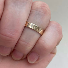 Load image into Gallery viewer, Recycled ethical 10kt 14kt 18kt solid yellow gold wedding ring
