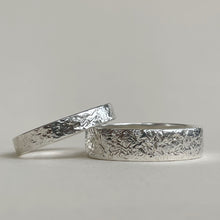 Load image into Gallery viewer, 925 - Hammered Wedding Band Set - 4mm and 6mm - Silver