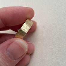 Load image into Gallery viewer, Yellow gold - 4mm and 6mm - Rustic wedding band set