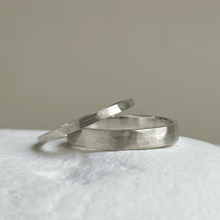 Load image into Gallery viewer, Brushed hammered wedding band set - Front view