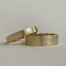 Load image into Gallery viewer, Yellow gold - 4mm and 6mm - Rustic wedding band set