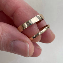 Load image into Gallery viewer, Yellow gold- 2mm and 4mm - Polished finish wedding band set