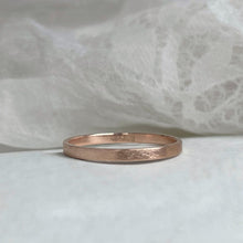 Load image into Gallery viewer, Rose gold - 2mm and 4mm - Rustic wedding band set

