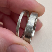 Load image into Gallery viewer, White gold - 2mm and 4mm - Rustic wedding band set
