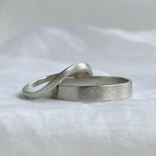 Load image into Gallery viewer, White gold - 2mm and 4mm - High arch rustic wedding band set