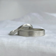 Load image into Gallery viewer, White gold - 2mm and 4mm - High arch rustic wedding band set