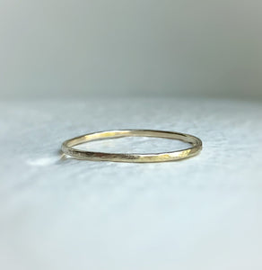Made to order - Yellow gold - 1mm - hammered stacking ring
