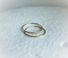 Load image into Gallery viewer, Made to order - Yellow gold - 1mm - hammered stacking ring
