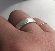 Load image into Gallery viewer, 925 - 6mm - Hammered Male engagement ring
