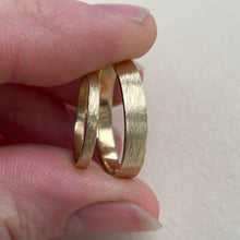 Load image into Gallery viewer, Yellow gold- 2mm and 4mm - Rustic wedding band set
