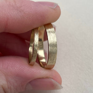 Yellow gold- 2mm and 4mm - Rustic wedding band set