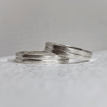 Load image into Gallery viewer, Rustic wedding band set - Wedding bands his and hers - Wedding bands - Handcrafted in ethically sourced sterling silver - Men’s wedding bands.
