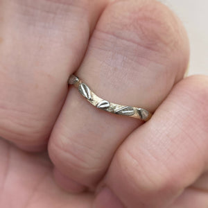 Rose leaves - Curved wedding band