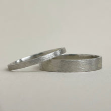 Load image into Gallery viewer, White gold - 2mm and 4mm - Rustic wedding band set
