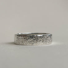 Load image into Gallery viewer, 925 - 6mm - Hammered wedding band
