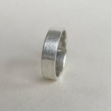 Load image into Gallery viewer, 925 - 6mm - Rustic wedding band
