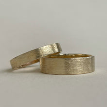 Load image into Gallery viewer, Yellow gold - 4mm and 6mm - Rustic wedding band set

