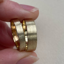 Load image into Gallery viewer, Yellow gold - 4mm and 6mm - Rustic wedding band set
