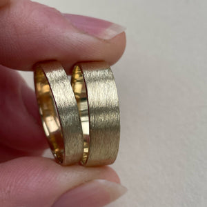 Yellow gold - 4mm and 6mm - Rustic wedding band set