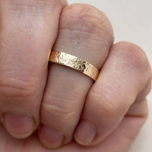 Yellow gold- 2mm and 4mm - Hammered finish wedding band set