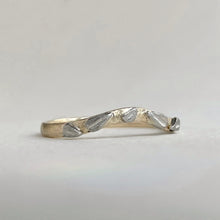Load image into Gallery viewer, Rose leaves - Curved wedding band
