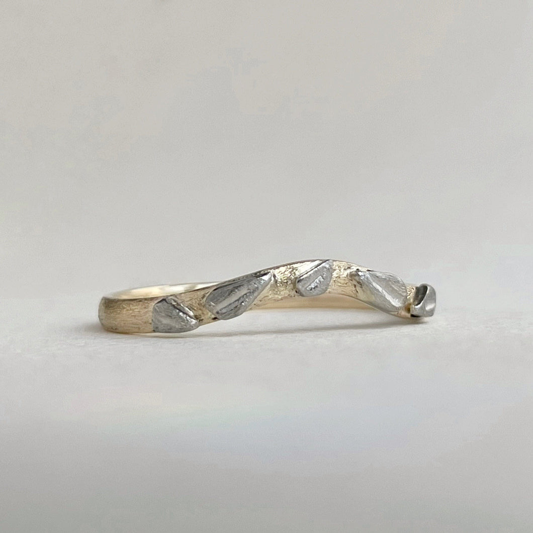 Rose leaves - Curved wedding band